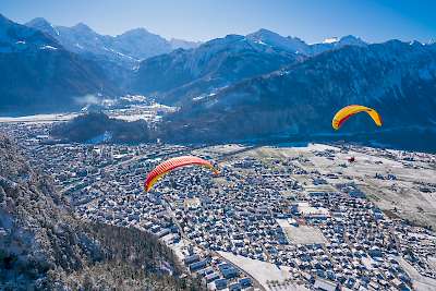/site/assets/files/1043/paragliding-winter-interlaken-mike-kaufmann-06811.jpg